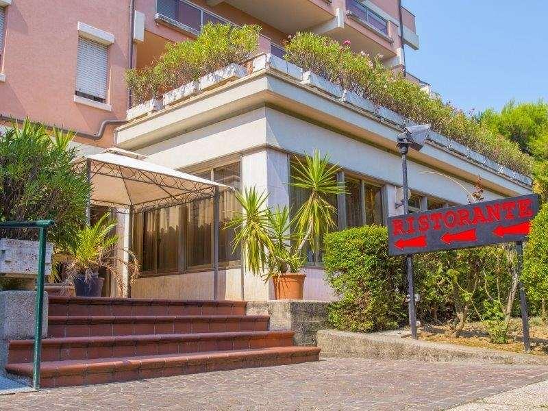 Hotel Miramare ชิวิตาโนวา มาร์เค ร้านอาหาร รูปภาพ